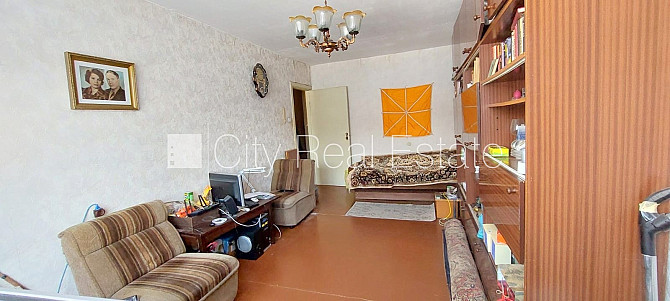 Фасадный дом, вход с улицы, застеклённая лоджия, окна выходят в обе стороны дома, Рига - изображение 3