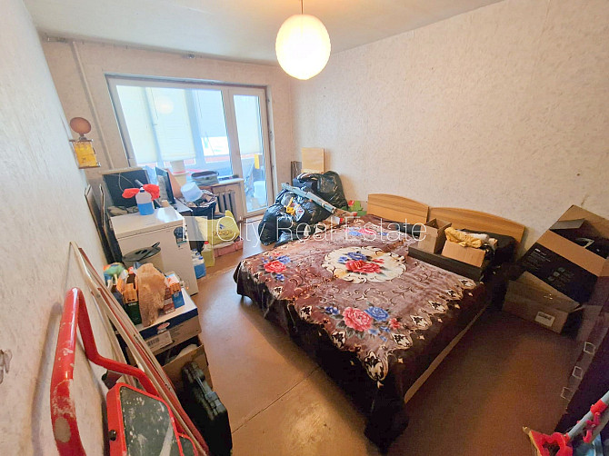 Фасадный дом, вход с улицы, застеклённая лоджия, окна выходят в обе стороны дома, Рига - изображение 10