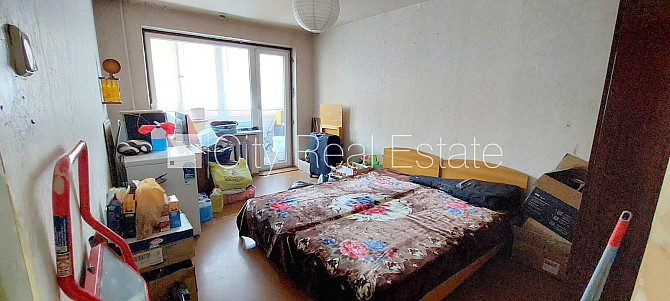 Фасадный дом, вход с улицы, застеклённая лоджия, окна выходят в обе стороны дома, Рига - изображение 8