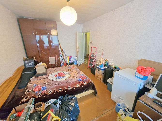 Фасадный дом, вход с улицы, застеклённая лоджия, окна выходят в обе стороны дома, Рига - изображение 11