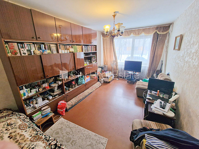 Фасадный дом, вход с улицы, застеклённая лоджия, окна выходят в обе стороны дома, Рига - изображение 2