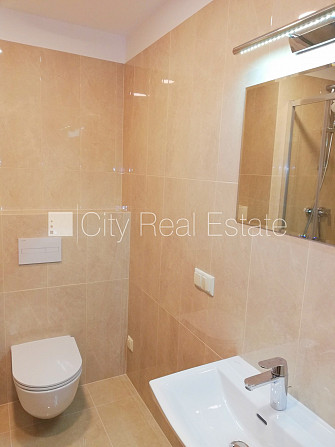 Новостройка, благоустроенная озеленённая территория, во дворе детская игровая Рига - изображение 8