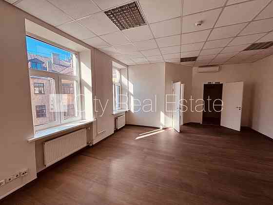 Фасадный дом, вход с улицы, лифт, лестничная клетка после капитального ремонта, Rīga