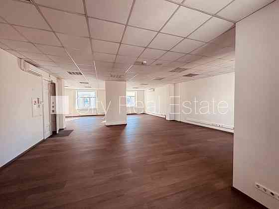 Фасадный дом, вход с улицы, лифт, лестничная клетка после капитального ремонта, Rīga