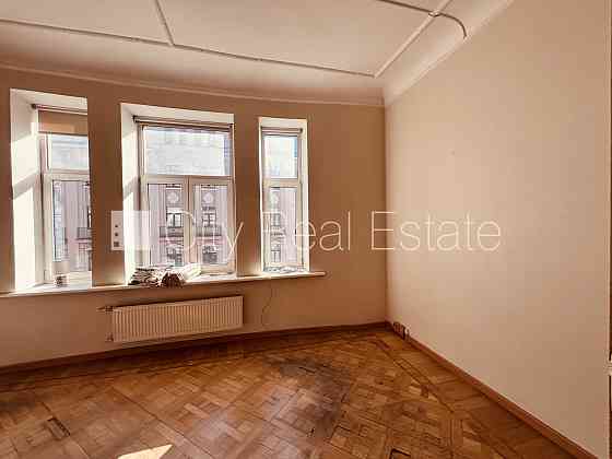 Фасадный дом, вход с улицы, лифт, лестничная клетка после капитального ремонта, Rīga