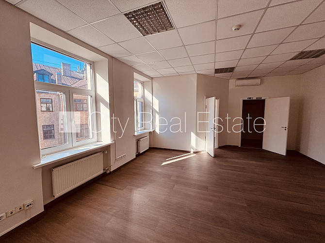 Fasādes māja, ieeja no ielas, ir lifts, kāpņu telpa pēc kapitālā remonta, balkons, sauna, Rīga - foto 2