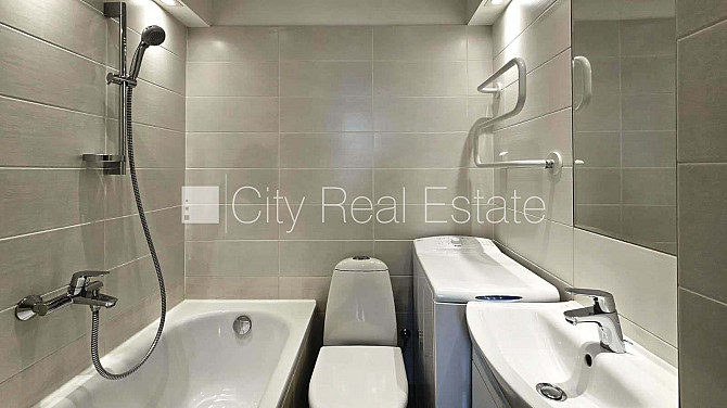 Фасадный дом, закрытый двор, возможность аренды парковки, вход со двора, окна Рига - изображение 12