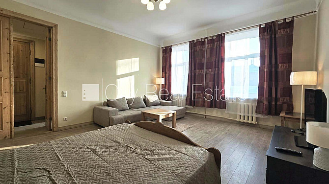 Фасадный дом, закрытый двор, возможность аренды парковки, вход со двора, окна Рига - изображение 1