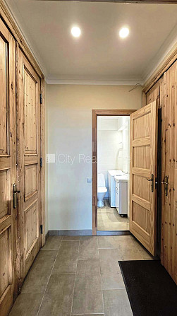 Фасадный дом, закрытый двор, возможность аренды парковки, вход со двора, окна Рига - изображение 11