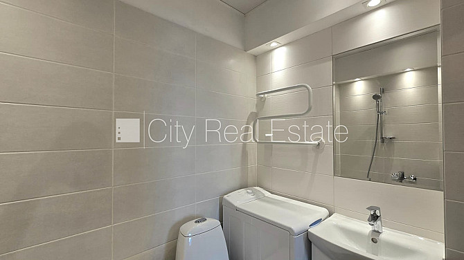 Фасадный дом, закрытый двор, возможность аренды парковки, вход со двора, окна Рига - изображение 14