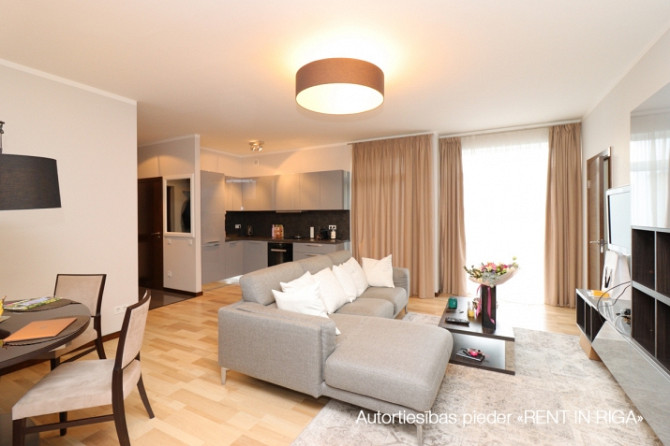 Tiek izīrēts mājīgs un gaišs,  tikko pēc remonta dzīvoklis kluba mājā Jurmala Palace. 1 Jūrmala - foto 3