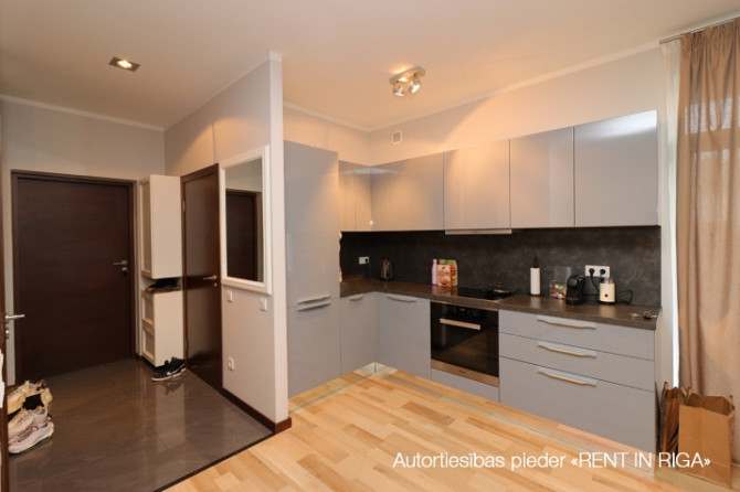 Tiek izīrēts mājīgs un gaišs,  tikko pēc remonta dzīvoklis kluba mājā Jurmala Palace. 1 Jūrmala - foto 2