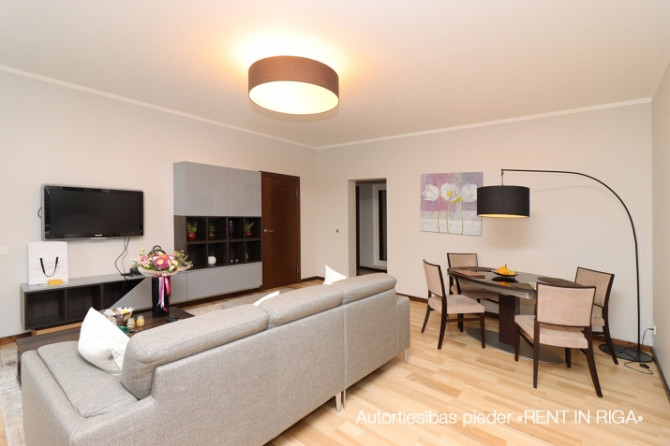 Tiek izīrēts mājīgs un gaišs,  tikko pēc remonta dzīvoklis kluba mājā Jurmala Palace. 1 Jūrmala - foto 1