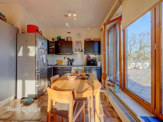 Эксклюзивная квартира с камином, террасой 106 кв.м и 2 подземными парковочными Rīga