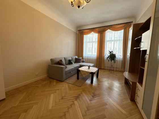 Izīrē plašu 3 istabu dzīvokli!  Dzīvoklis ir gaišs un mājīgs. un tajā visas 3 istabas ir izolētas. I Rīga