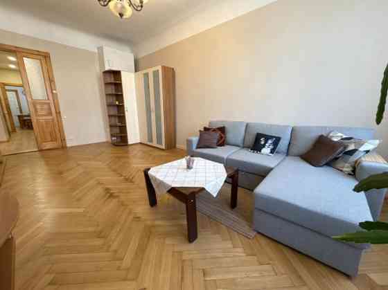 Izīrē plašu 3 istabu dzīvokli!  Dzīvoklis ir gaišs un mājīgs. un tajā visas 3 istabas ir izolētas. I Rīga