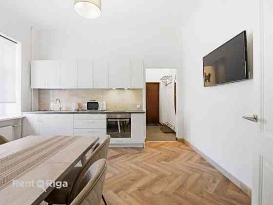 Свежая 3-комнатная квартира в центре Риги!  Продуманная планировка  прихожая, Rīga