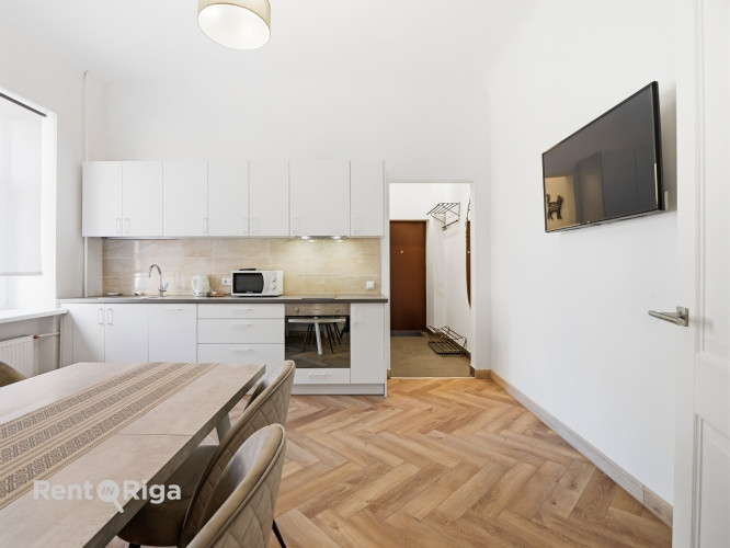 Svaigs 3-istabu dzīvoklis Rīgas centrā!   Pārdomāts plānojums  ieejas halle, viesistaba Rīga - foto 6