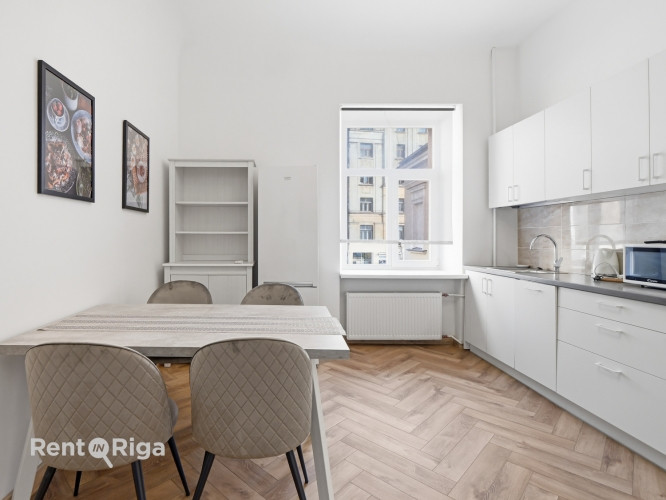 Svaigs 3-istabu dzīvoklis Rīgas centrā!   Pārdomāts plānojums  ieejas halle, viesistaba Rīga - foto 7