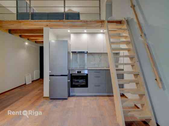 Доступна просторная двухуровневая квартира в стиле лофт с отдельной спальней и Rīga