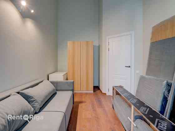 Доступна просторная двухуровневая квартира в стиле лофт с отдельной спальней и Rīga
