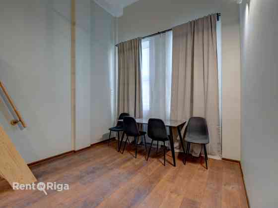 Доступна просторная двухуровневая квартира в стиле лофт с отдельной спальней и Rīga