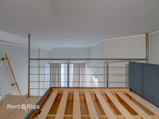 Pieejams plašs lofta tipa dzīvoklis divos stāvos ar atsevišķu istabu un lielu, plašu Rīga - foto 8