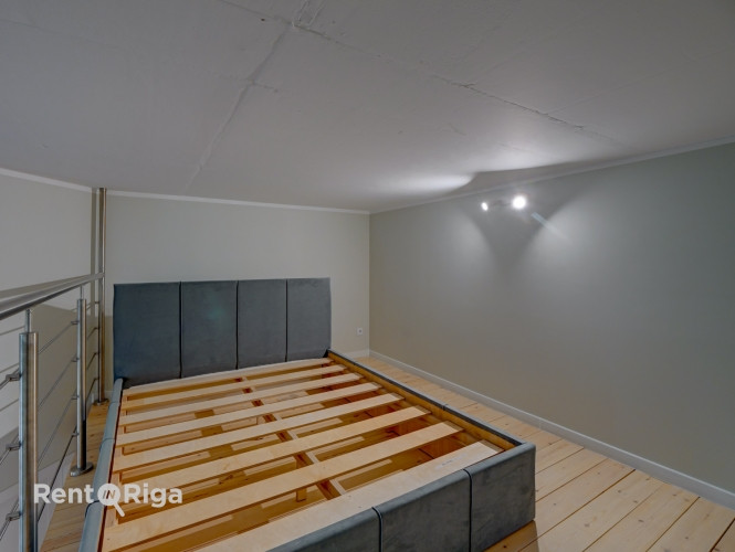 Pieejams plašs lofta tipa dzīvoklis divos stāvos ar atsevišķu istabu un lielu, plašu Rīga - foto 7