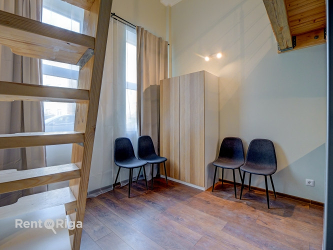 Pieejams plašs lofta tipa dzīvoklis divos stāvos ar lielu un gaišu dzīvojamo telpu. Dzīvoklis Rīga - foto 2