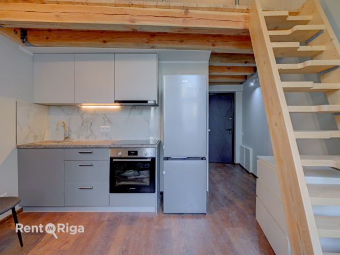 Pieejams plašs lofta tipa dzīvoklis divos stāvos ar lielu un gaišu dzīvojamo telpu. Dzīvoklis Rīga - foto 4
