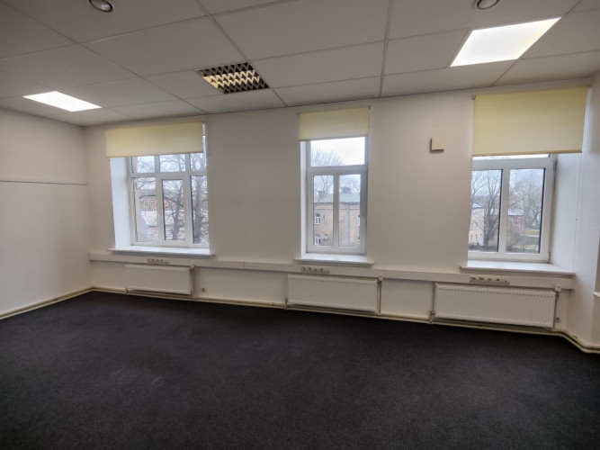 Studija / birojs / dzīvoklis ar 4 istabām.  + Maza virtuvīte. + Sava tualete ar dušu. + Rīga - foto 3