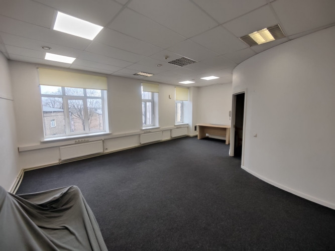 Studija / birojs / dzīvoklis ar 4 istabām.  + Maza virtuvīte. + Sava tualete ar dušu. + Rīga - foto 2