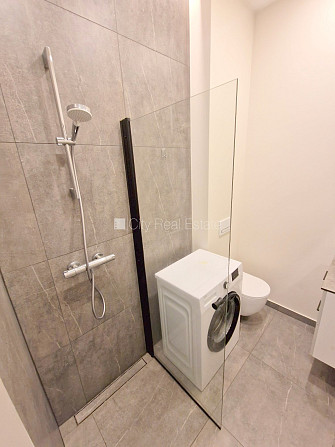 Новостройка, фасадный дом, закрытый двор, вход со двора, лифт, балкон 1,8 м2, терасса Рига - изображение 12