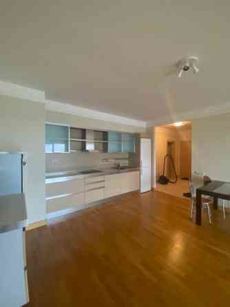 Сдается просторная 3хкомнатная квартира в многоэтажном жилом и деловом Рига