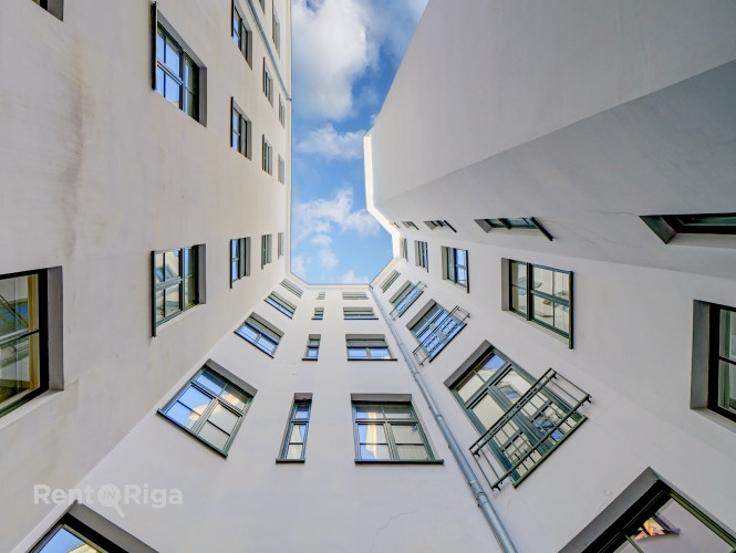 Тишина двора кажется привлекательной, когда всего в нескольких шагах можно Рига - изображение 1