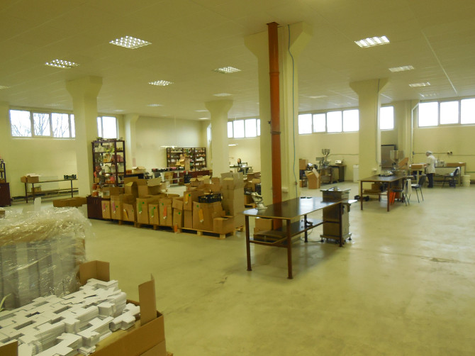 Iznomā telpas 1100 m² platībā (3 st.) ražošanai vai noliktavai (iepriekš izmantotas parfimērijas... Rīga - foto 1