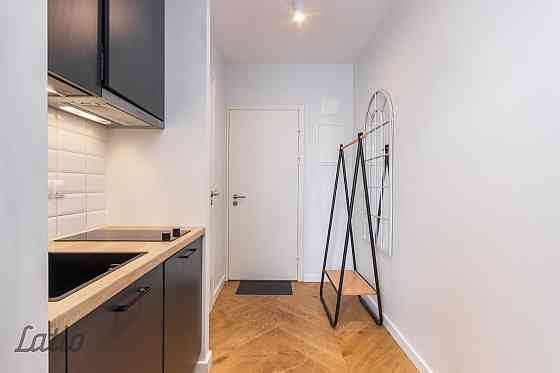 Gaišs un mājīgs studio tipa dzīvoklis Rīgas centrā, Aleksandra Čaka ielā 33. Dzīvoklis ir pilnībā ap Rīga