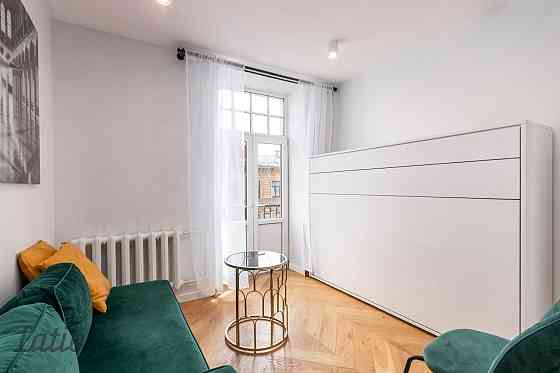 Gaišs un mājīgs studio tipa dzīvoklis Rīgas centrā, Aleksandra Čaka ielā 33. Dzīvoklis ir pilnībā ap Rīga