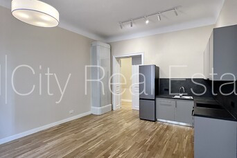 Фасадный дом, реставрированный дом, закрытый двор, территория обнесена забором, Рига - изображение 19