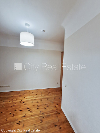 Дом во дворе, территория обнесена забором, вход со двора, лестничная клетка после Рига - изображение 19