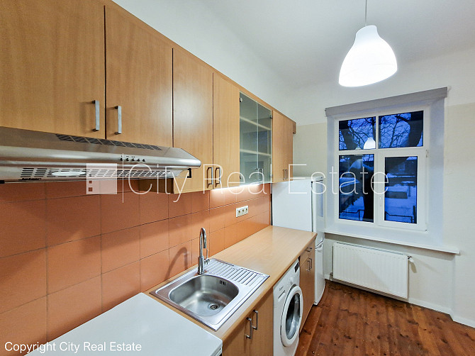 Дом во дворе, территория обнесена забором, вход со двора, лестничная клетка после Рига - изображение 15