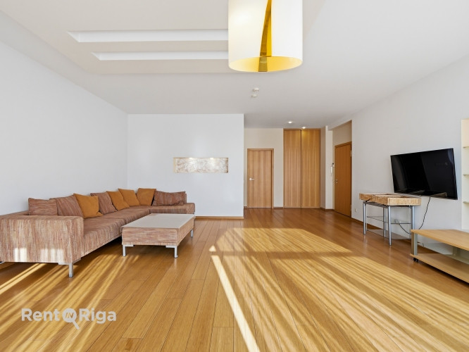 Izīrē mājīgu, siltu un gaišu 2 istabu dzīvokli Šampēterī.  Dzīvoklis atrodas ēkas 2. Rīga - foto 7