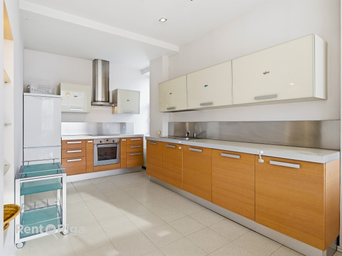 Izīrē mājīgu, siltu un gaišu 2 istabu dzīvokli Šampēterī.  Dzīvoklis atrodas ēkas 2. Rīga - foto 2