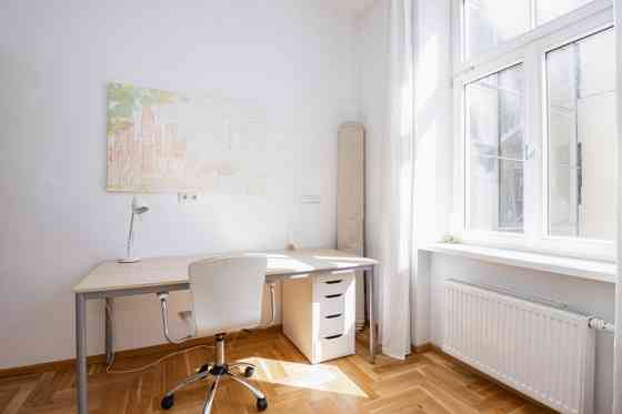 Предлагается в аренду 5-х комнатная квартира в тихом центре Риги. Квартира может Rīga