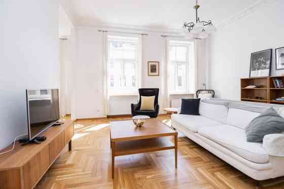 Предлагается в аренду 5-х комнатная квартира в тихом центре Риги. Квартира может Rīga