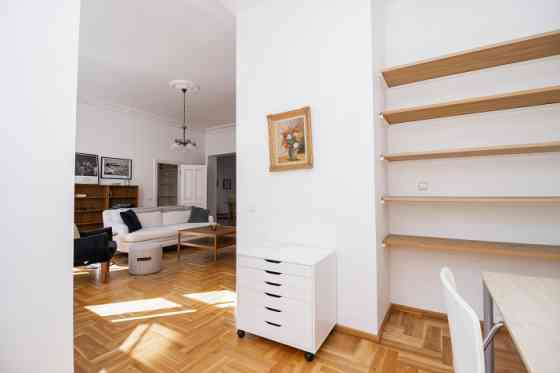 Предлагается в аренду 5-х комнатная квартира в тихом центре Риги. Квартира может Rīga