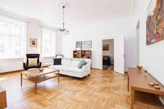 Предлагается в аренду 5-х комнатная квартира в тихом центре Риги. Квартира может Rīga