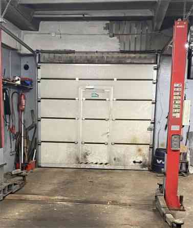 Telpas ar trīs iebrauktuvēm/paceļamajiem vārtiem Ganību dambī.  Paceļamie vārti iziet uz abām pusēm. Rīga