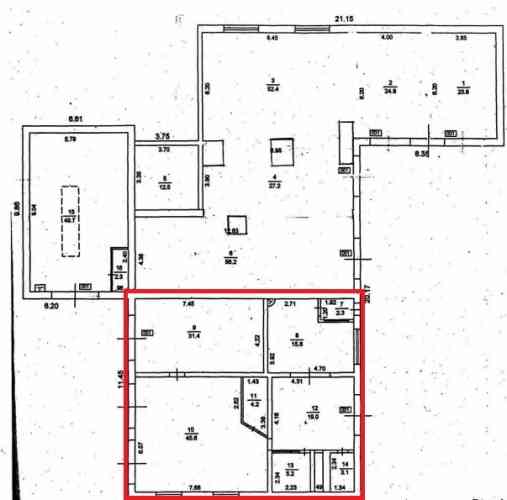 Telpas ar trīs iebrauktuvēm/paceļamajiem vārtiem Ganību dambī.  Paceļamie vārti iziet uz abām pusēm. Rīga