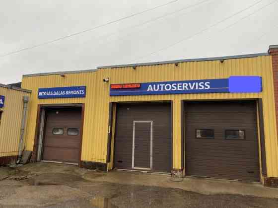 Telpas ar trīs iebrauktuvēm/paceļamajiem vārtiem Ganību dambī.  Paceļamie vārti iziet uz abām pusēm. Rīga